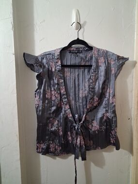 Rampage Gray Floral Tie-Front Flutter Sleeve Blouse
